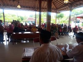 Bantuan Pangan 2025: Warga Ngipak Terima Beras dan Minyak Goreng di Balai Kalurahan